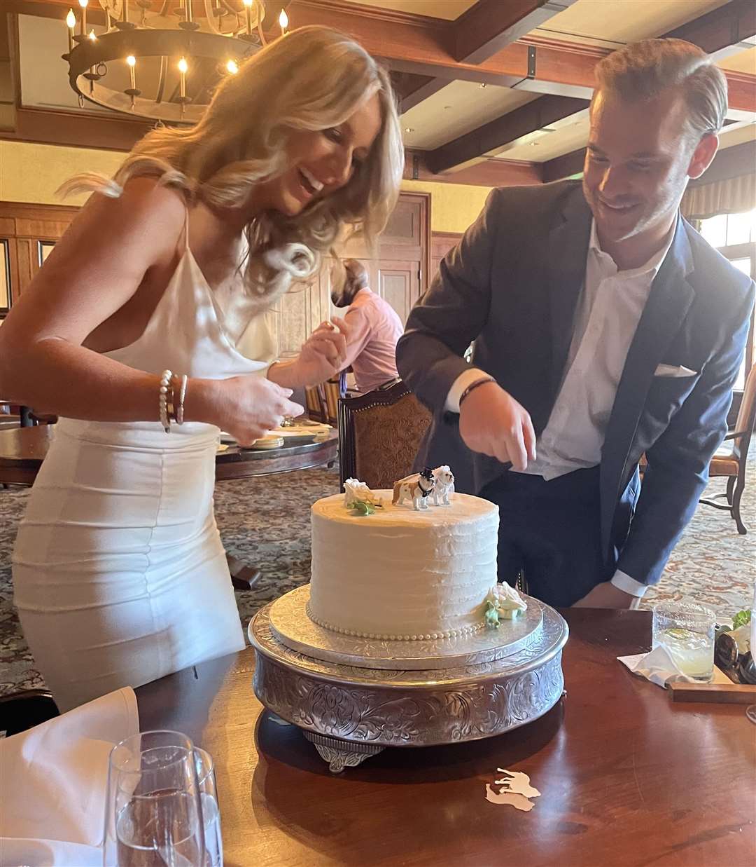 Diane and Garrett’s bulldogs featured on their wedding cake.