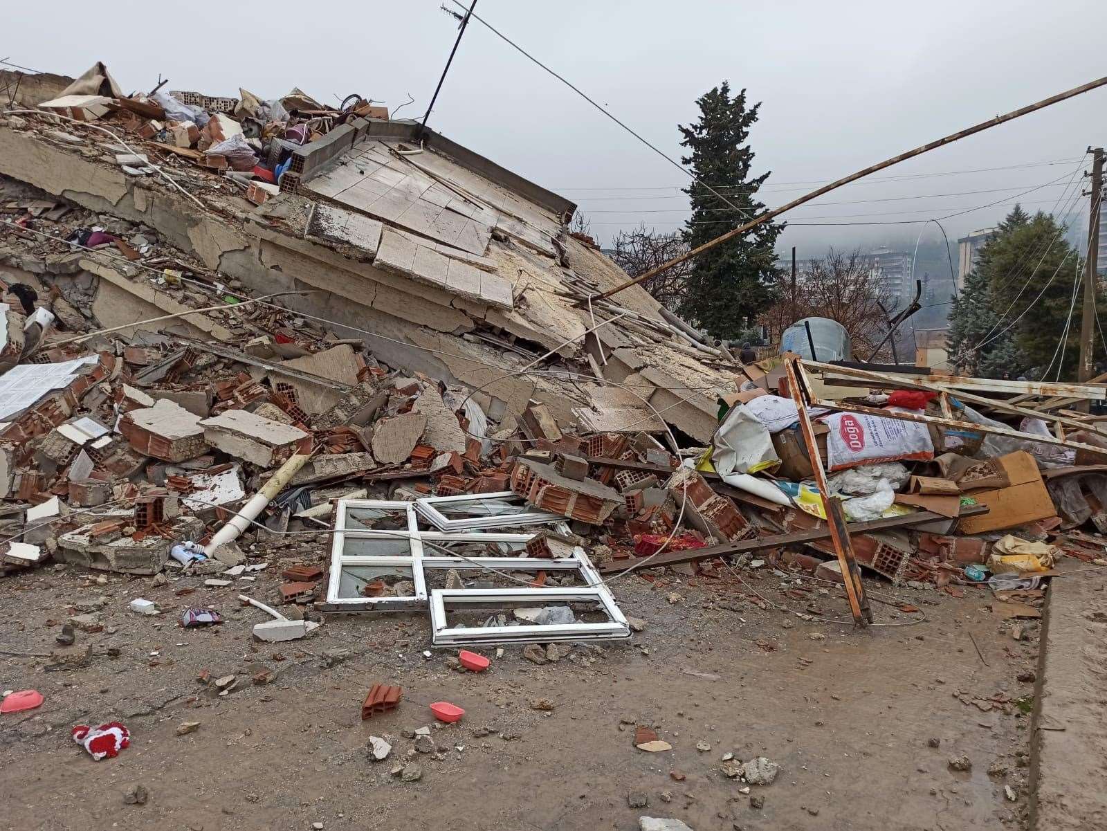 A collapsed building in Sanliurfa, Turkey (@mehmetyetim63/PA) 