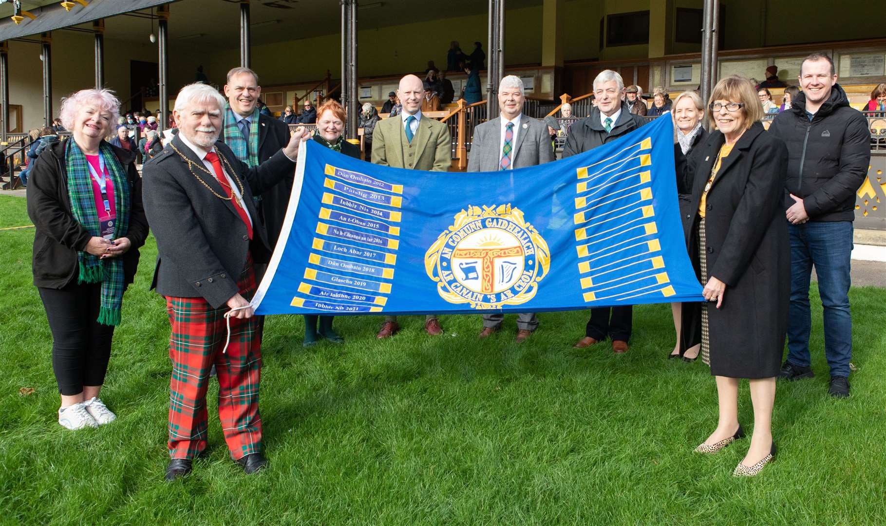 The Mòd flag was handed over to the city of Perth (hosts of the Royal National Mòd 2022) at the massed choirs event at the Northern Meeting Park.