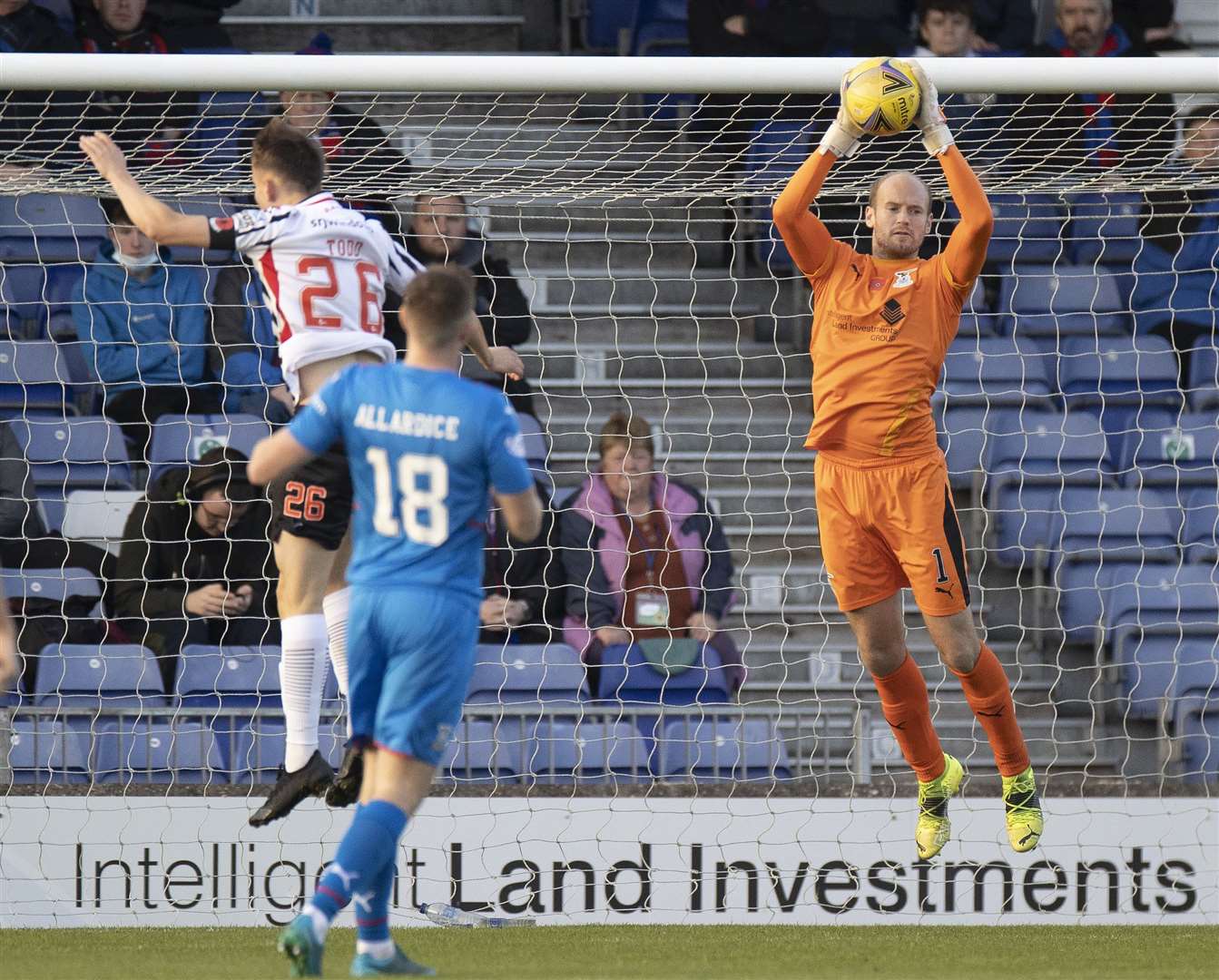 Picture - Ken Macpherson, Inverness. Inverness CT(1) v Dunfermline(2). 13.11.20. ICT 'keeper Mark Ridgers safely holds a Dunfermline ball across the goalmouth.