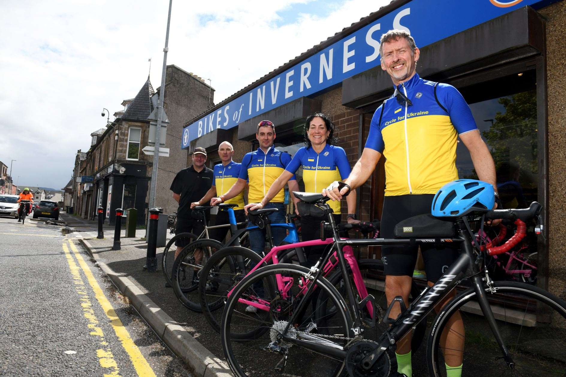 Roddie Riddle, of Bikes of Inverness, has words of encouragement for Derek Paterson, Mike Anderson, Lynne Cordiner and Andy Cowie as they take on the Lang Way Doon challenge.