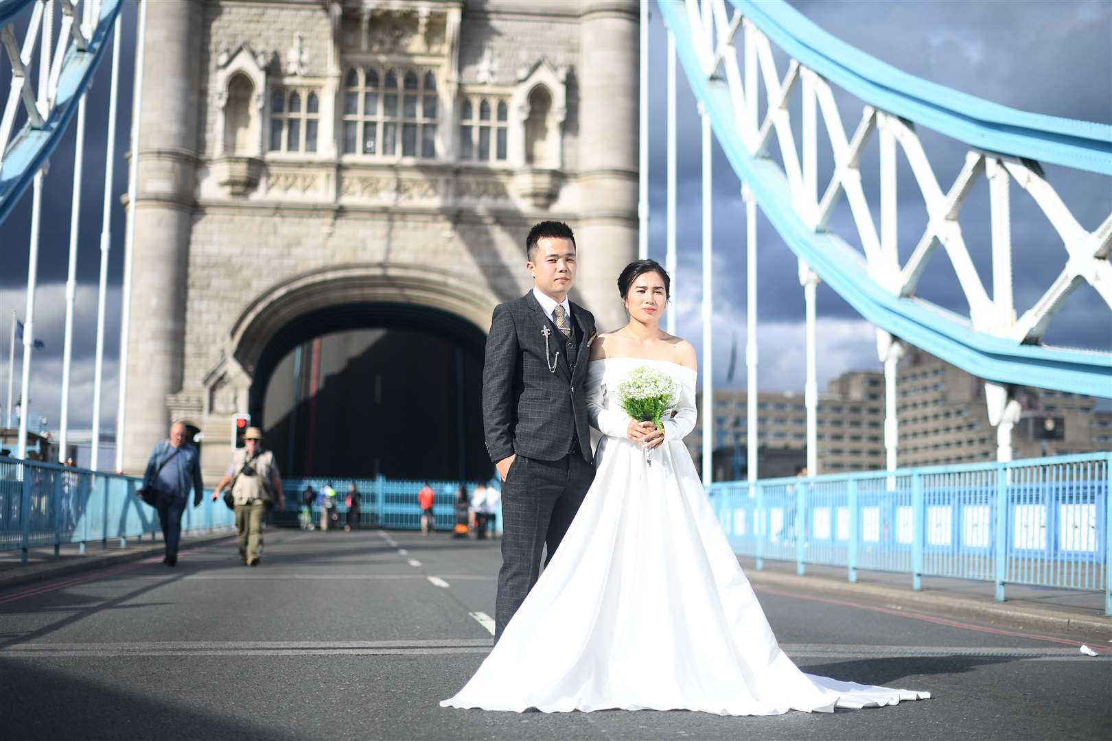 Jenny Nguyen and Tony Cao, from Vietnam, pose for wedding photos on Tower Bridge (Victoria Jones/PA)