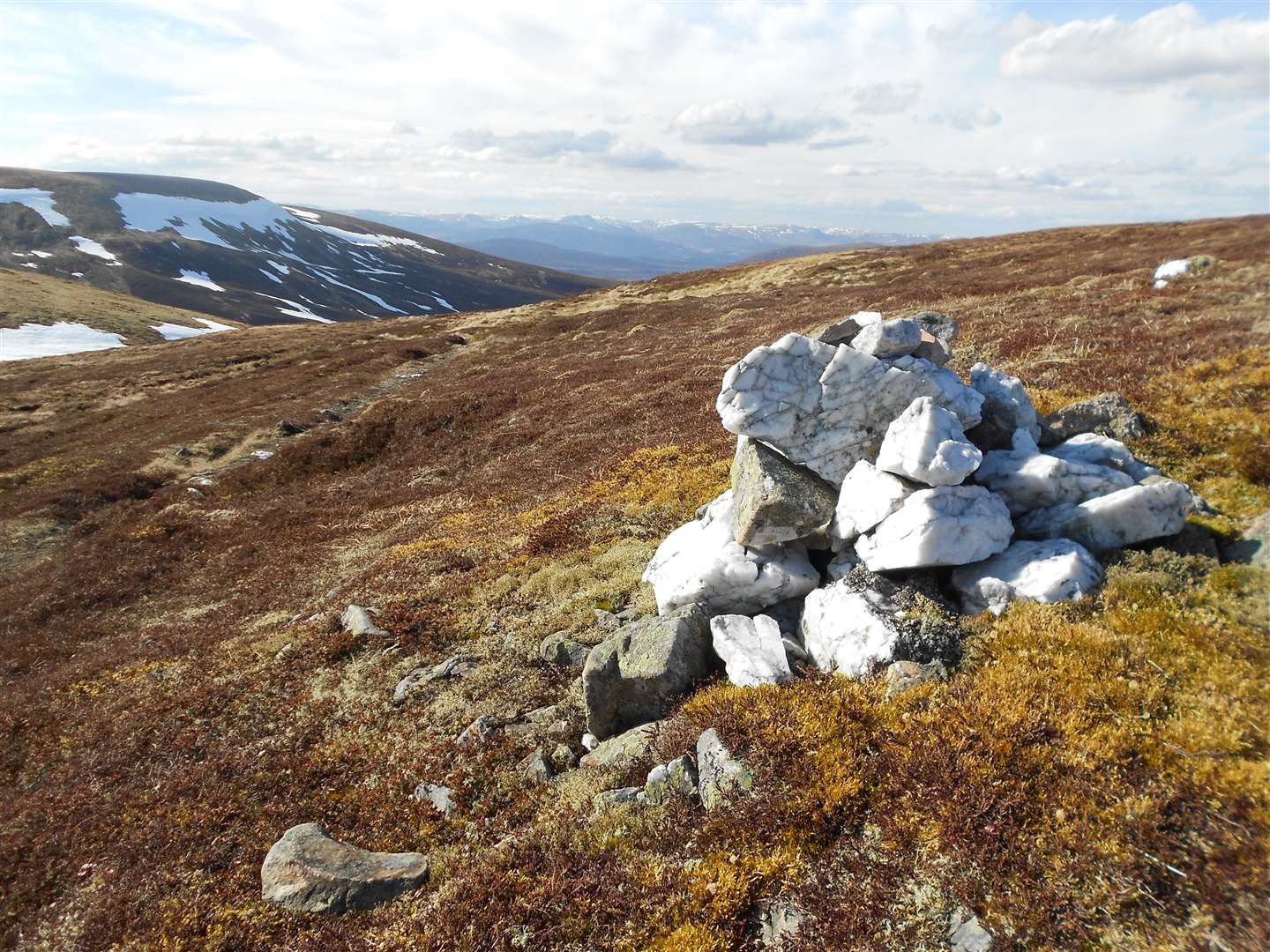 The quartzite cairn marking the pass.