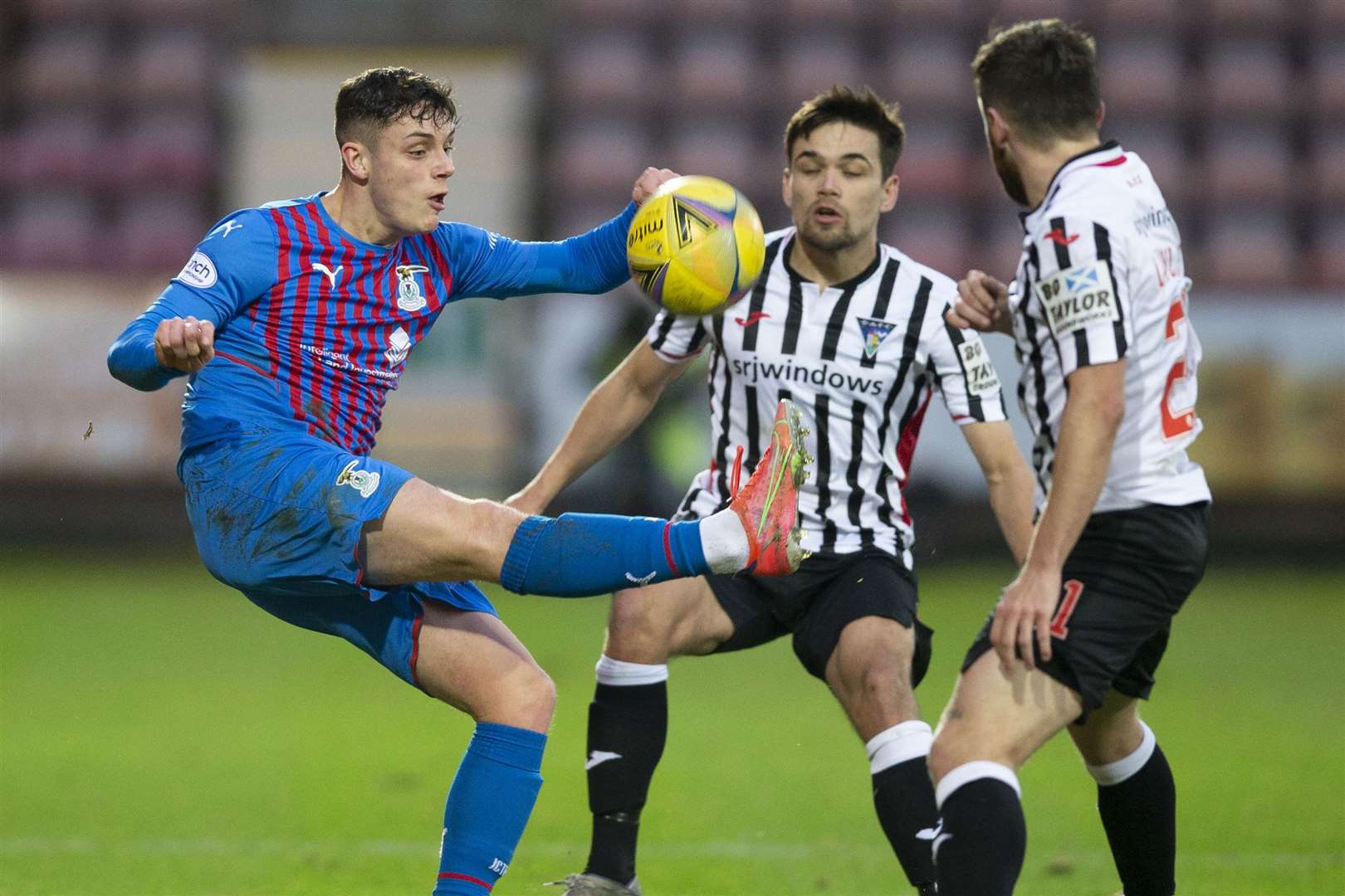 Picture - Craig Brown. Dunfermline(1) v Inverness CT(1). 22.01.22. ICT’s Cameron Harper clears his lines.