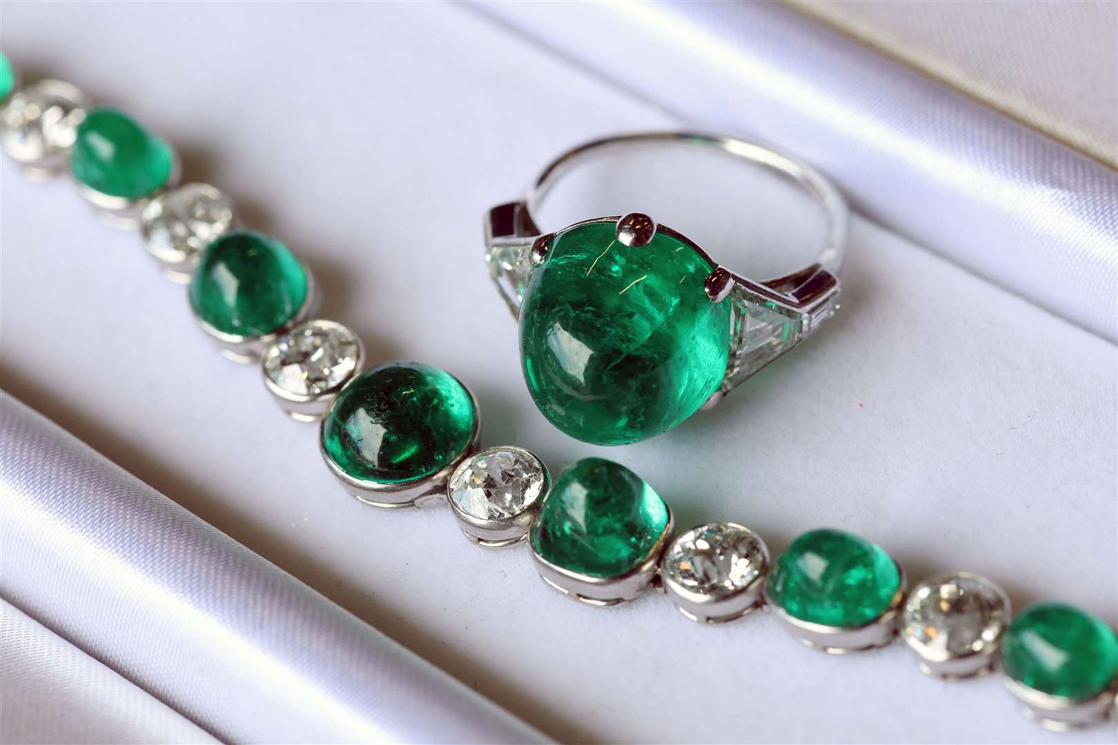An emerald and diamond bracelet and ring belonging to Wallis Simpson will be sold(BloomfieldAuctions/pressEye/PA)