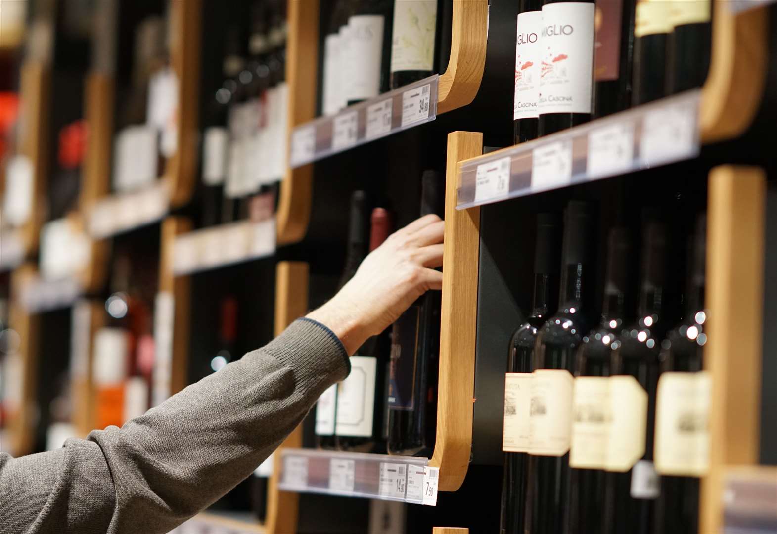 Would raising the minimum unit price of alcohol hit the right target?