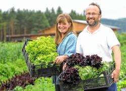 Farmers Maggie Sutherland and Jo Hunt have teamed up to win a contract to supply Highland Council with lettuces and herbs.