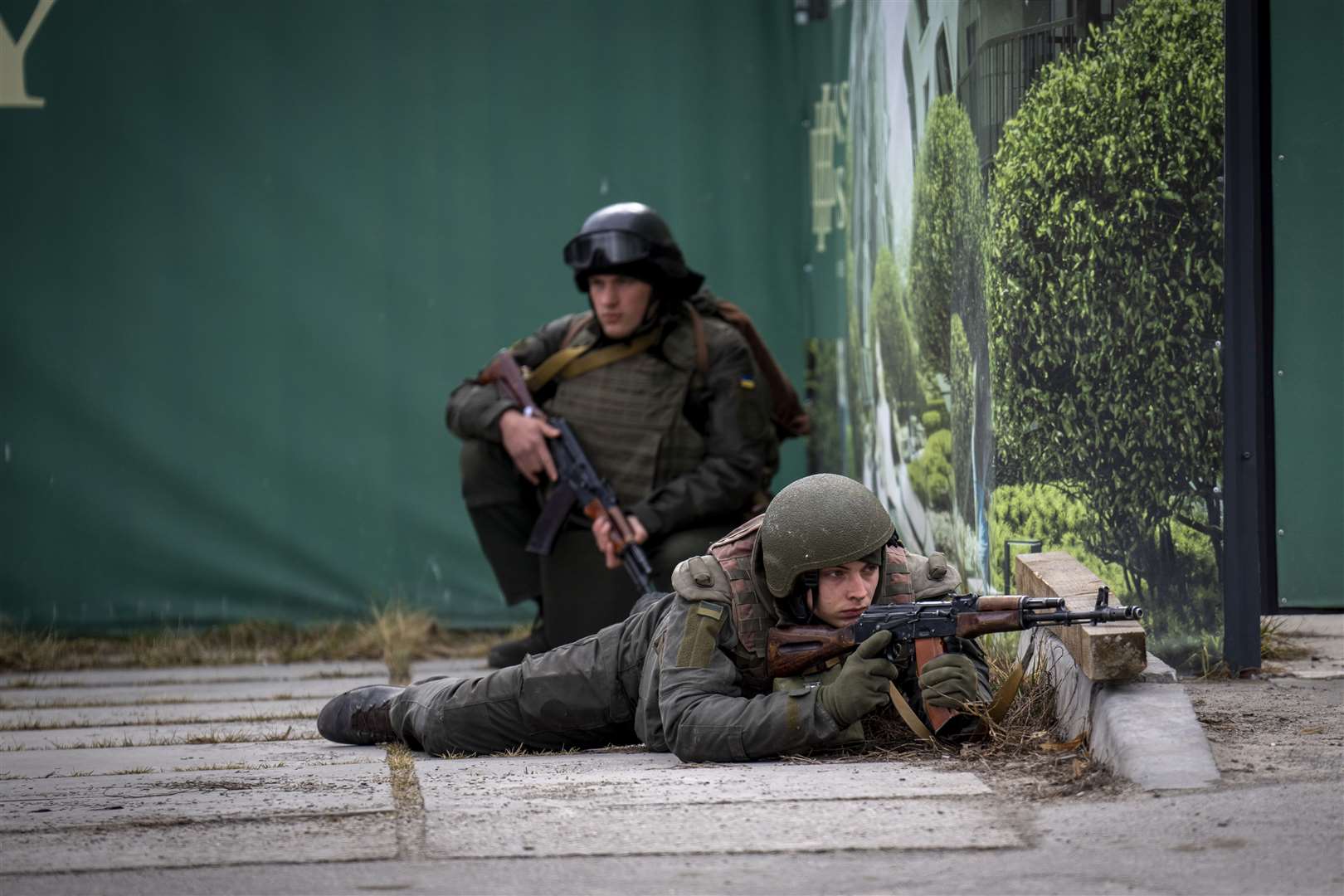 Ukrainian soldiers take positions in Kyiv (Emilio Morenatti/AP)