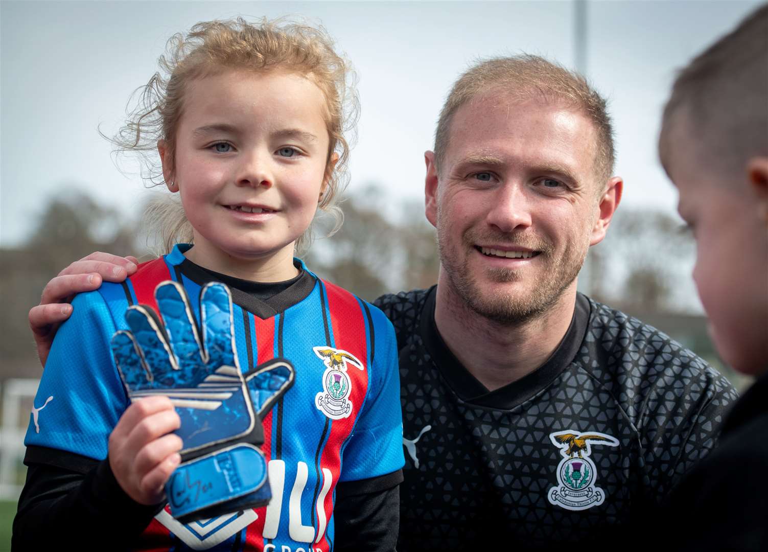 Summer Noble got her gloves signed by Cammy Mackay. Picture: Callum Mackay.