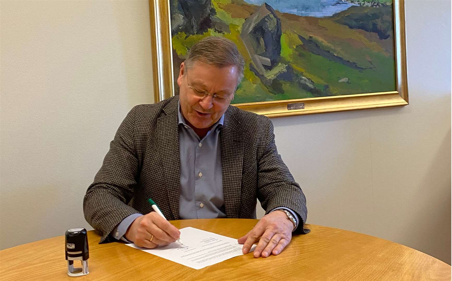 Múlaþing's mayor, Bjorn Ingimarsson, signs the agreement with UHI.