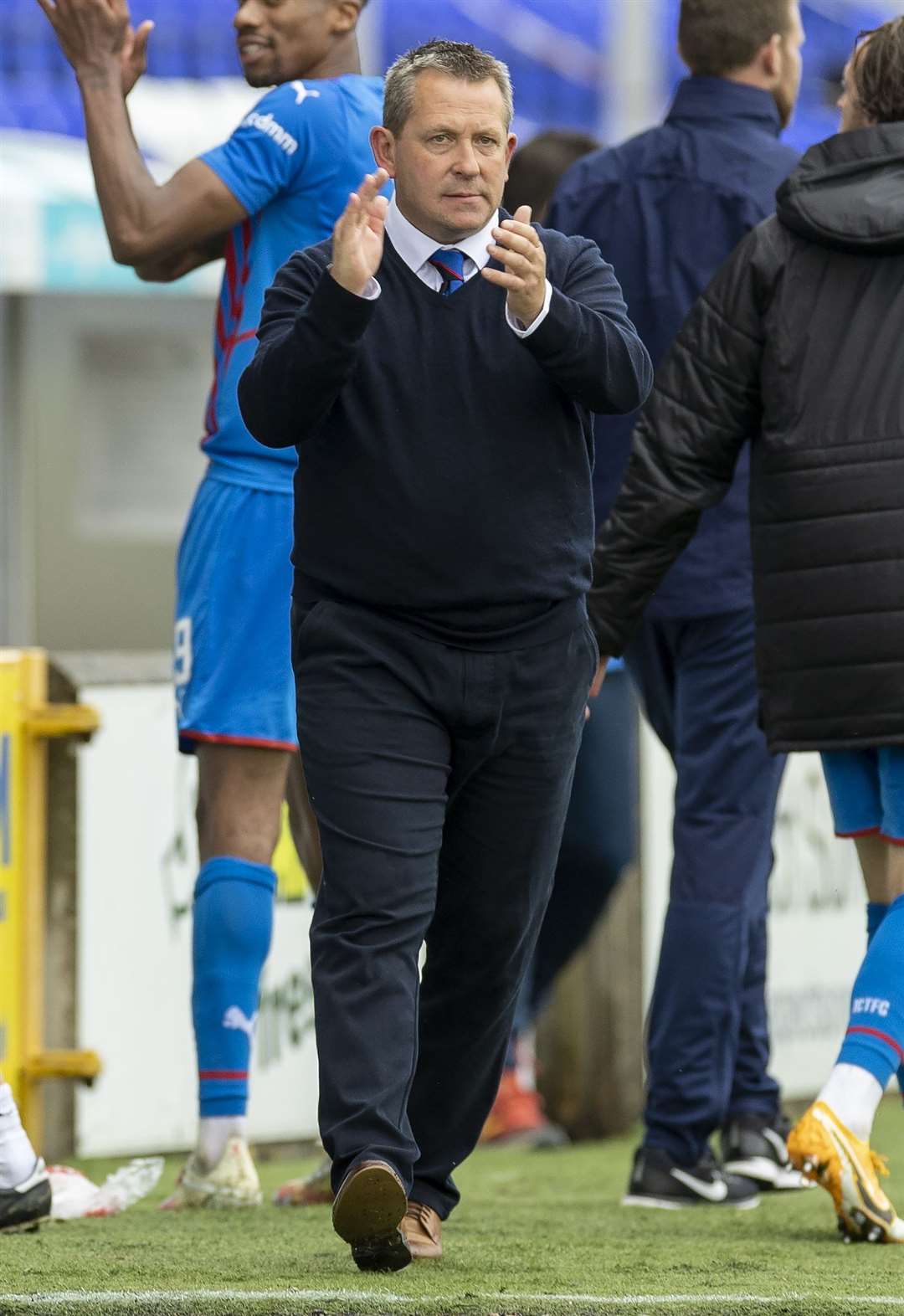 Picture - Ken Macpherson, Inverness. Inverness CT(1) v Raith Rovers(0). 07.08.21. ICT manager Billy Dodds celebrates to fans at the end.