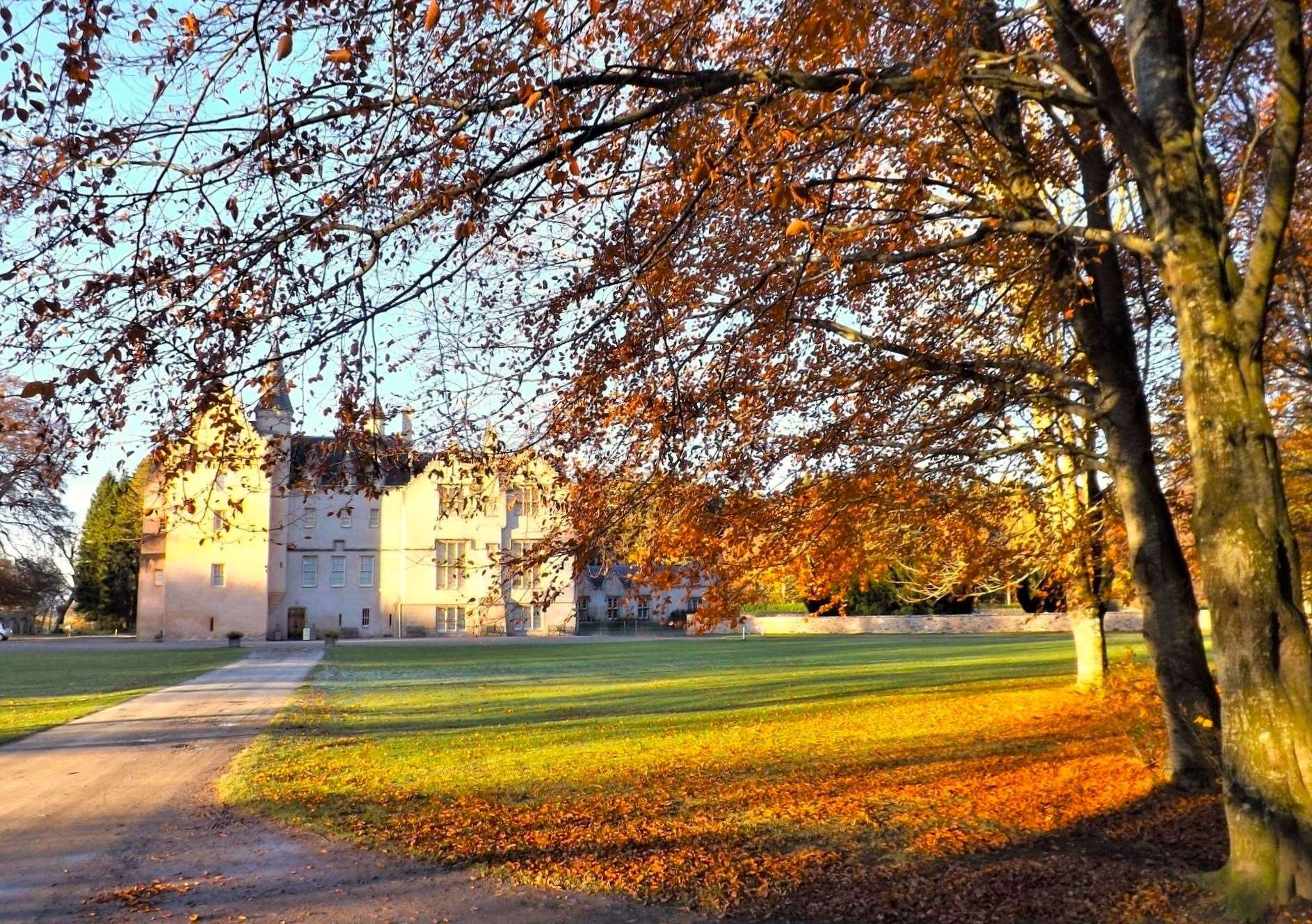 Brodie Castle in the low autumn sun. Pictuire: Harry Payne