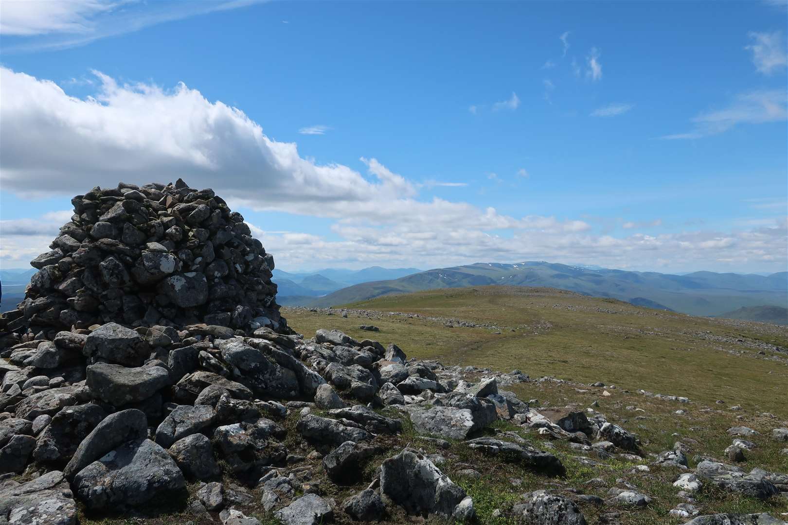 The large summit cairn on Gael Charn, looking west.