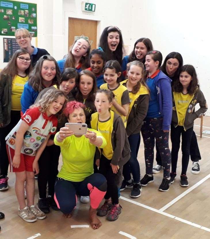 Anna McNuff taking a selfie with Rainbows, Brownies and Guides from Inshes and Cradlehall.