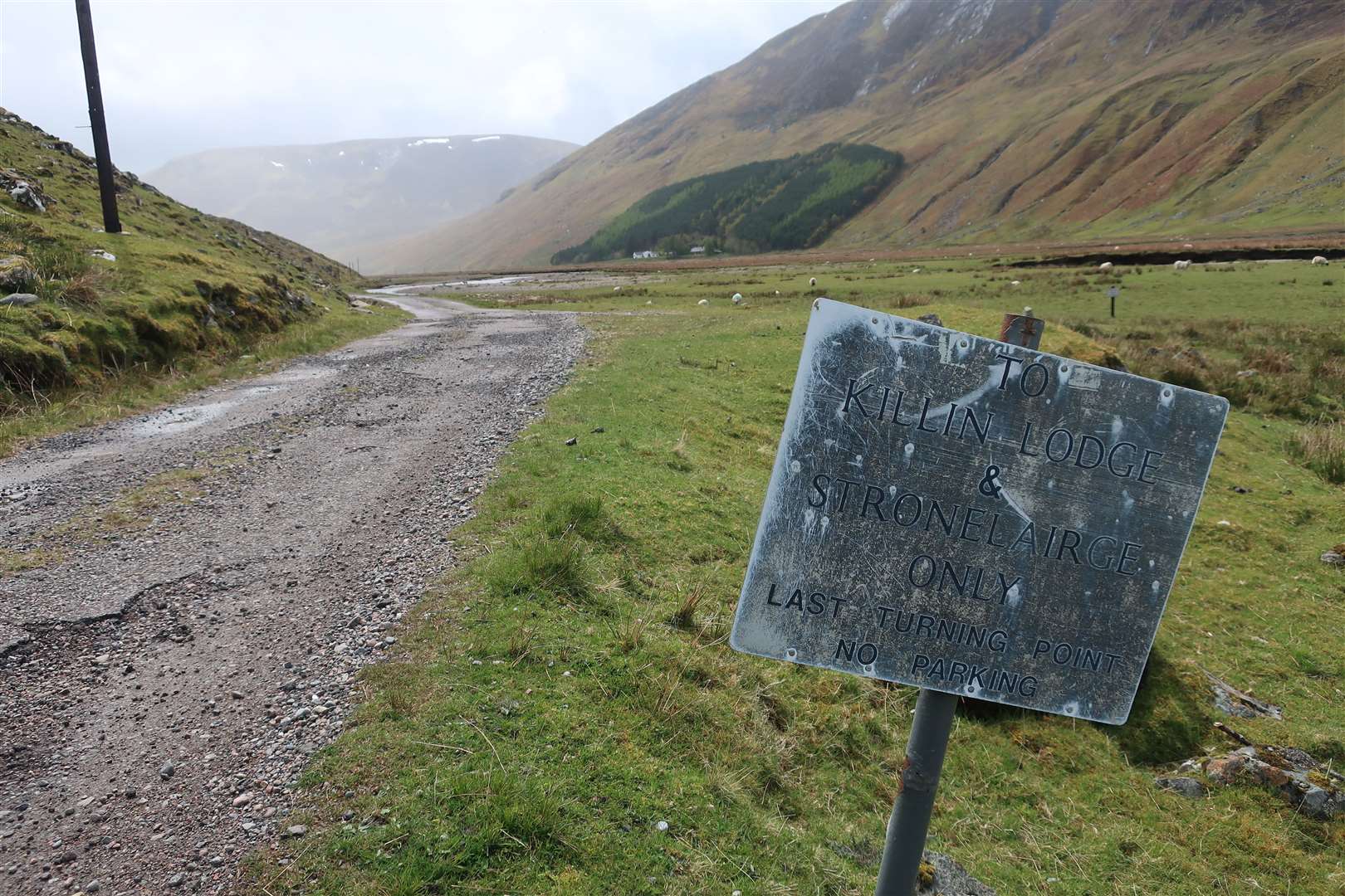 An old sign on the now dilapidated road to Killin Lodge and Stronelairge.