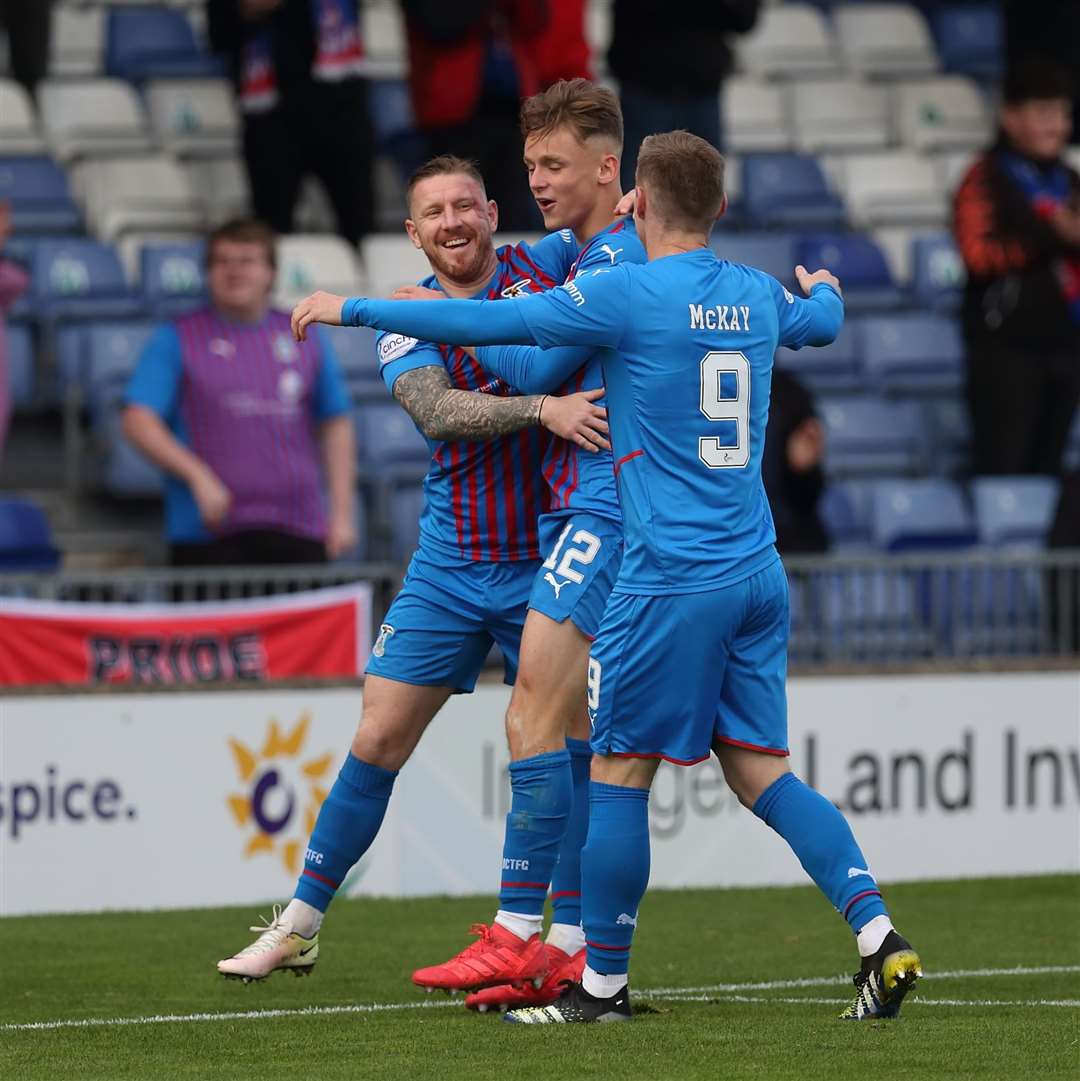 Picture - Ken Macpherson, Inverness. Inverness CT(2) v Morton(0). 16.10.21. ICT’s Michael Gardyne celebrates his goal with Roddy MacGregor and Billy McKay.
