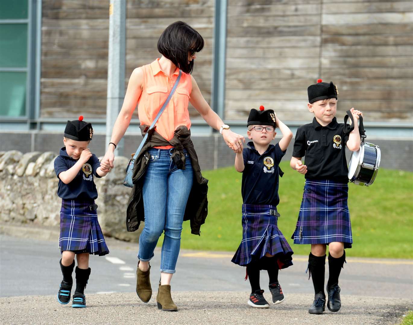 Angela MacDonald from Lewis with her children Jamie age 6, Nathan age 5 and Ryan age 8 heading over to watch the days events. Picture: Alasdair Allen