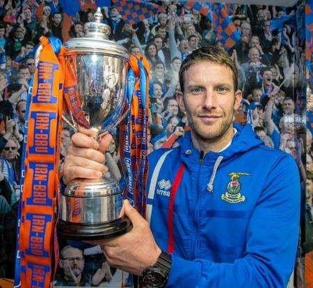 Ryan Esson holding the Irn-Bru Cup