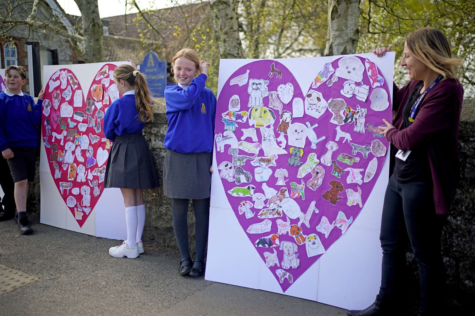 Pupils and teachers from Aldington Primary School pay their respects (Yui Mok/PA)