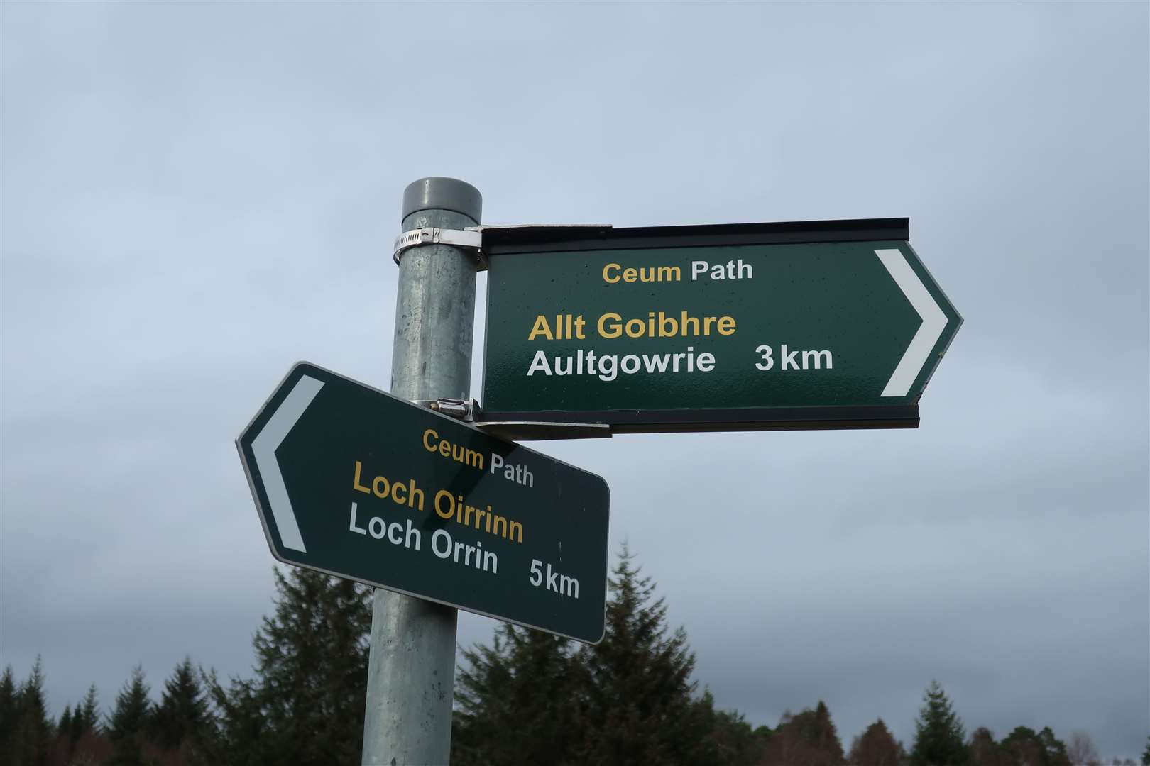 Sign pointing back to Aultgowrie on the southern side of the river.
