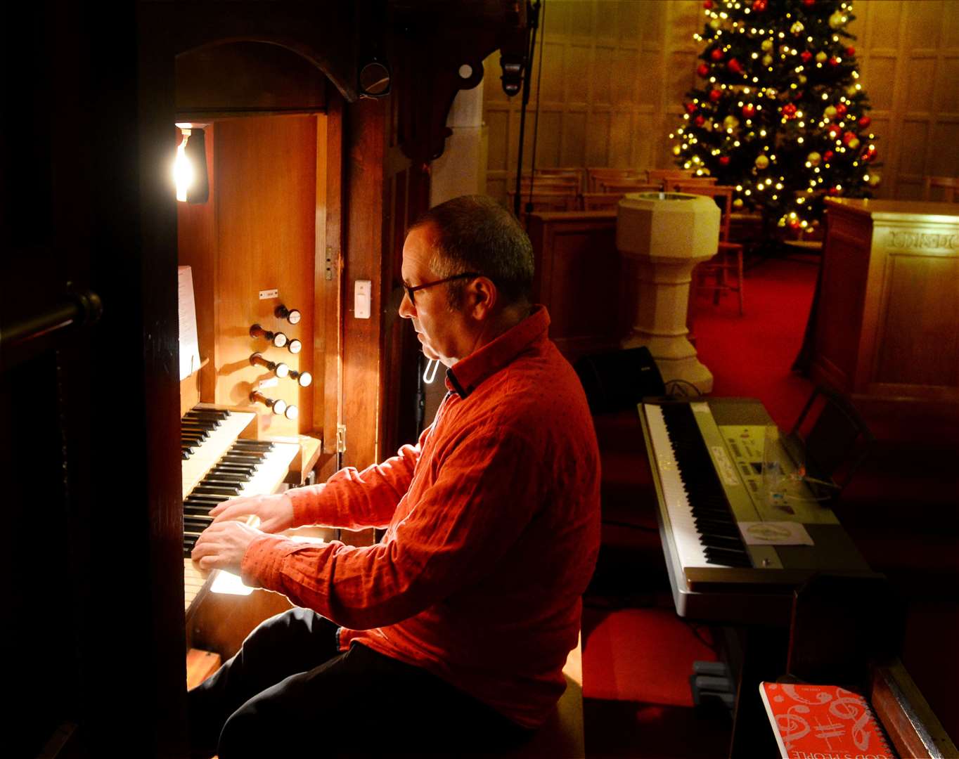 Music was provided by organist Alyn Ross.