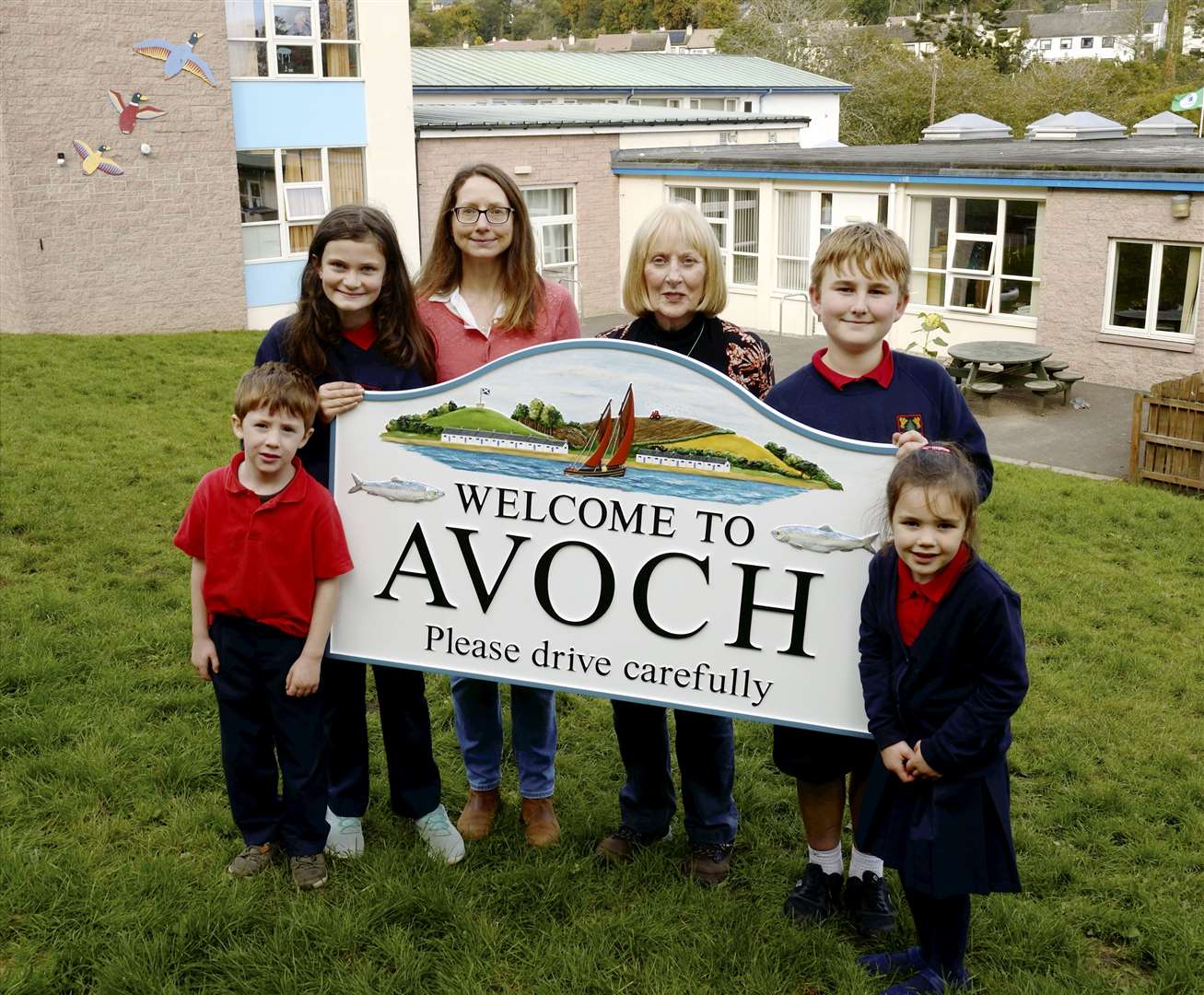 New Welcome to Avoch sign..Sarah Dunton, chair of Avoch Community Council and Mary Smyth, Secretary of Avoch Community Council with P1 and P7 children from Avoch Primary School holding up the new welcome to Avoch sign..Picture: James MacKenzie..