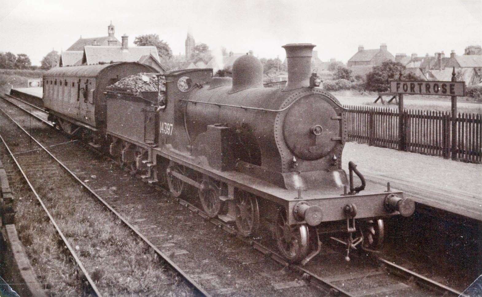 Train at Fortrose Station in 1947 [please credit image: Image courtesy of Highland Railway Society/Am Baile].