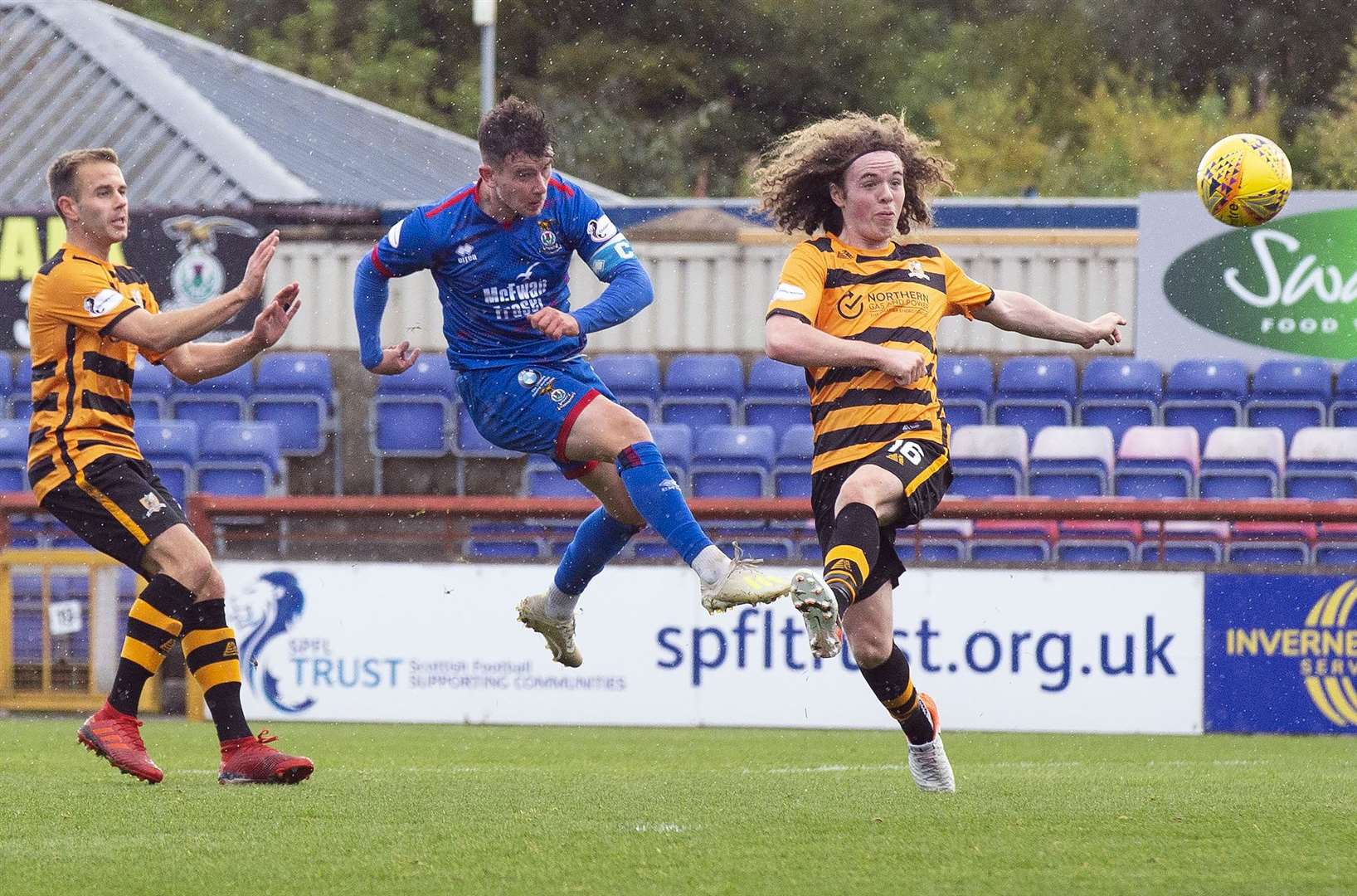 Picture - Ken Macpherson, Inverness. Scottish Challenge Cup 4th Round. Inverness CT(3) v Alloa(0). 12.10.19. ICT's Aaron Doran gets to the ball ahead of Alloa's Nathan Gilhooley to volley for goal.