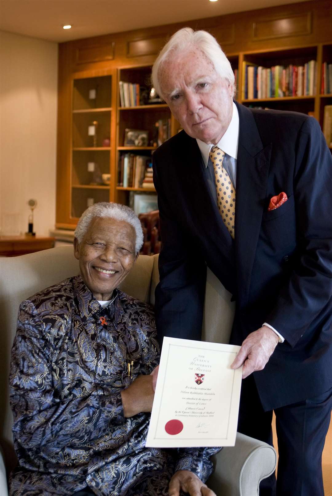 Tony O’Reilly with Nelson Mandela (Queen’s University Belfast/PA)