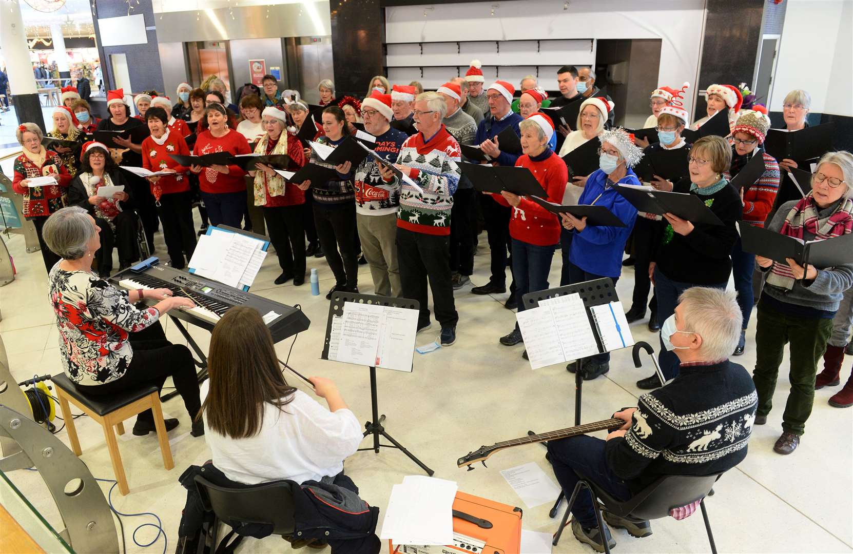 Shoppers in the Eastgate Shopping Centre in Inverness were treated to carols by the Acclaim Choir whose members come from churches in the Inverness and Black Isle area.