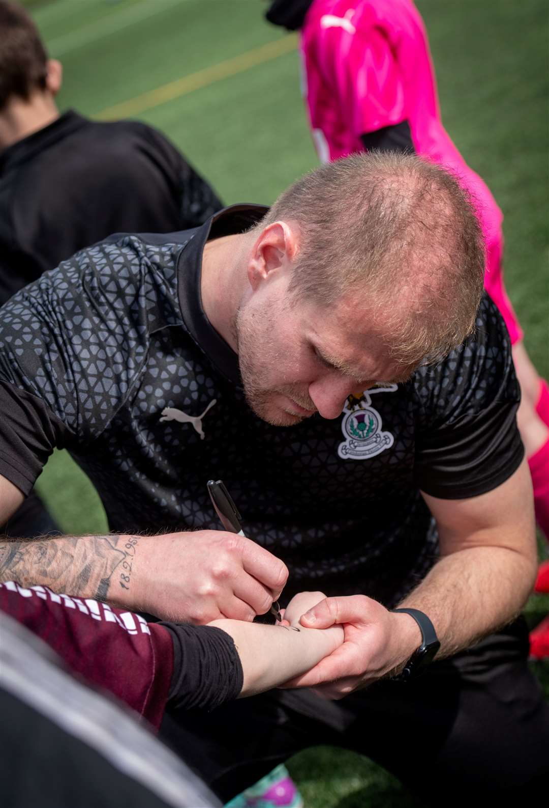 Cammy Mackay signing an arm. Picture: Callum Mackay.