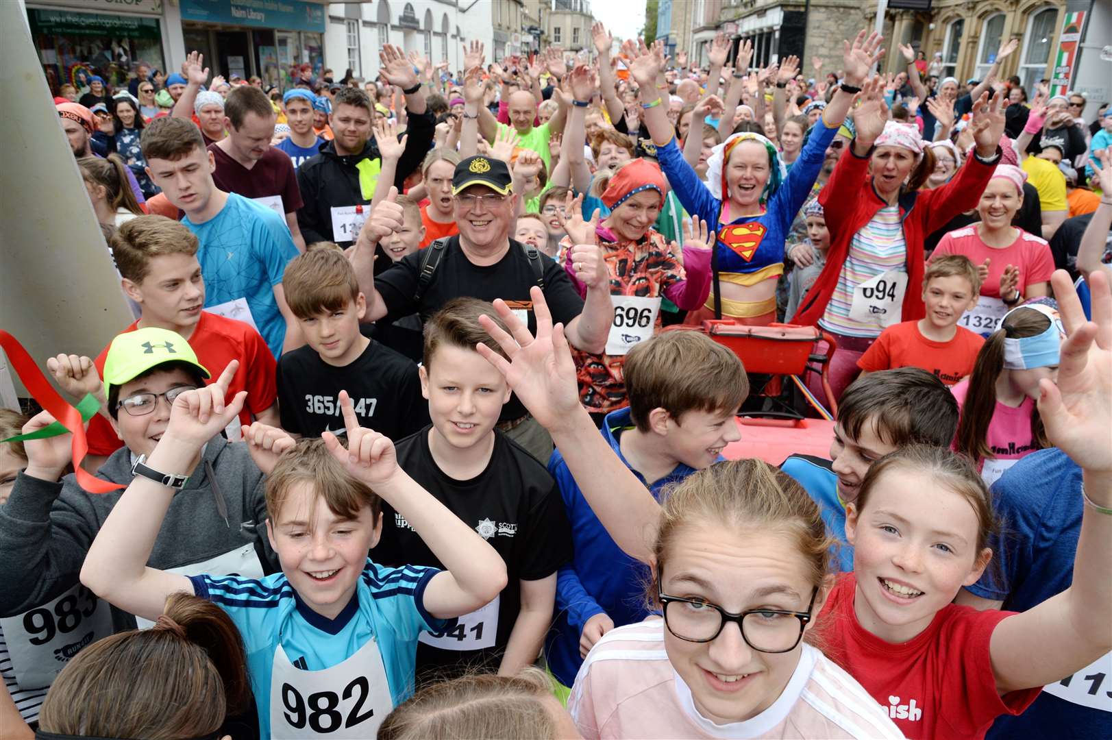 The High Street was packed for the race start...Picture: Gair Fraser. Image No. 044023..