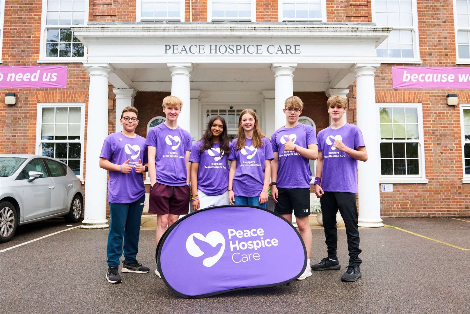 Rennie Grove Peace Hospice Care and the swimming team standing together (Paul Meyler Photographer)