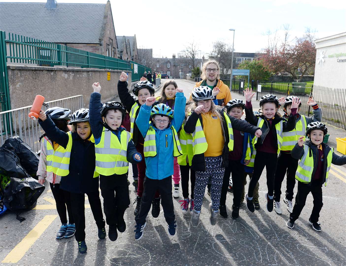 P3 pupils with Iain Thompson of Sustrans. Picture: Gary Anthony. Image No.043575.