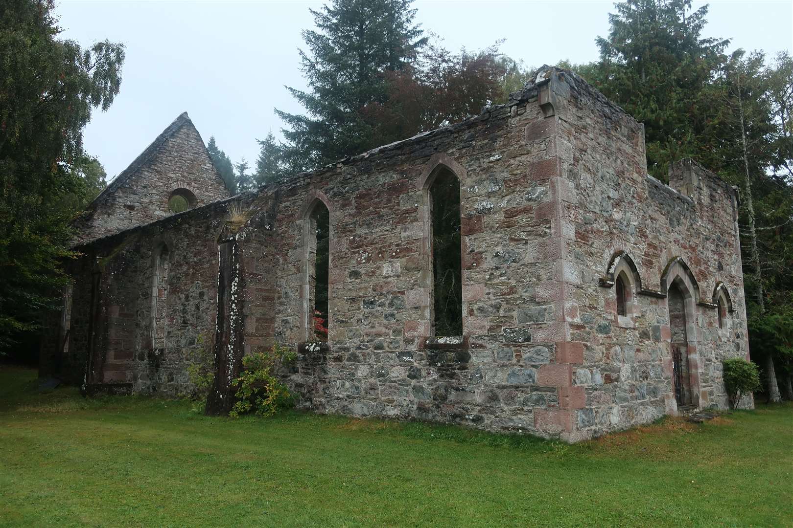 The ruins of the old free church at Jamestown, where a path leads back to Strathpeffer.