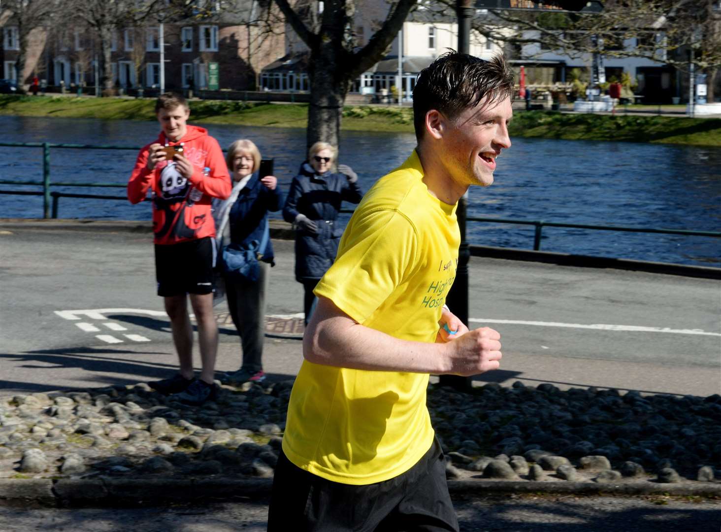 Connor Golabek receives applause as he comes up to the Highland Hospice building on the final stretch. Picture: James Mackenzie.