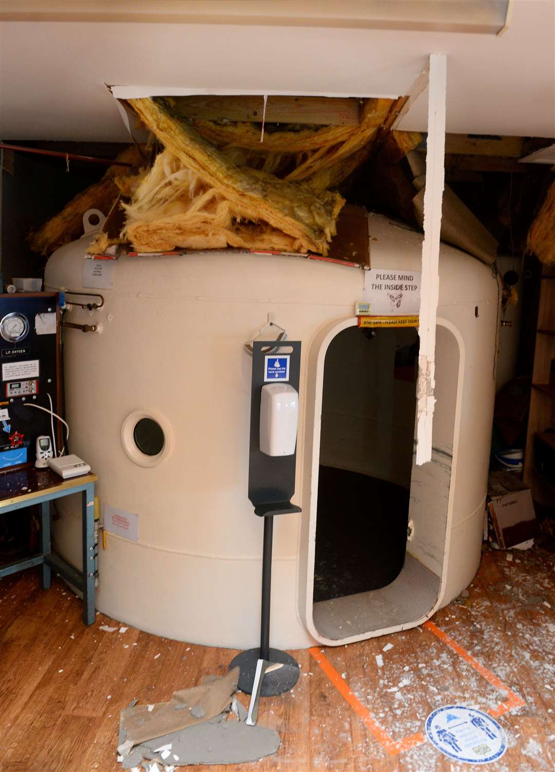 The hyperbaric oxygen chamber appears to be intact.