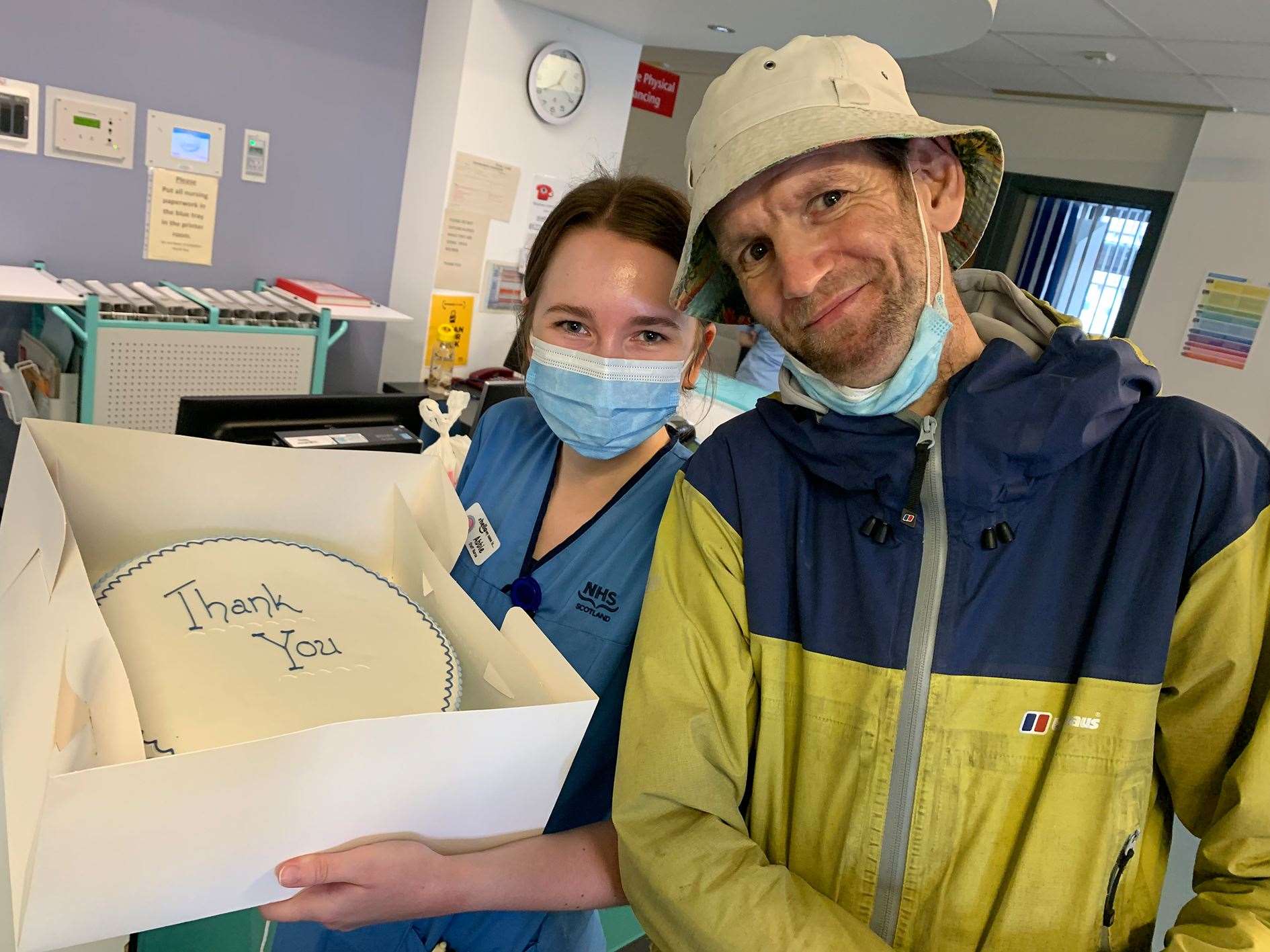 Stuart Dow presents the cake to a staff nurse at ARI renal unit.