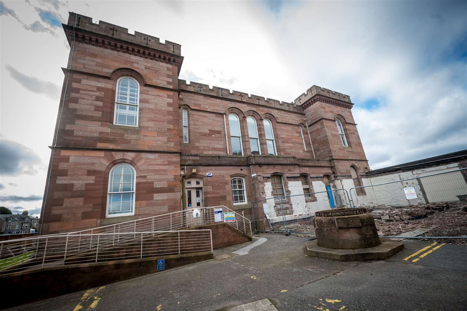 Inverness Castle is to be made into a gateway tourist attraction for the Highlands.