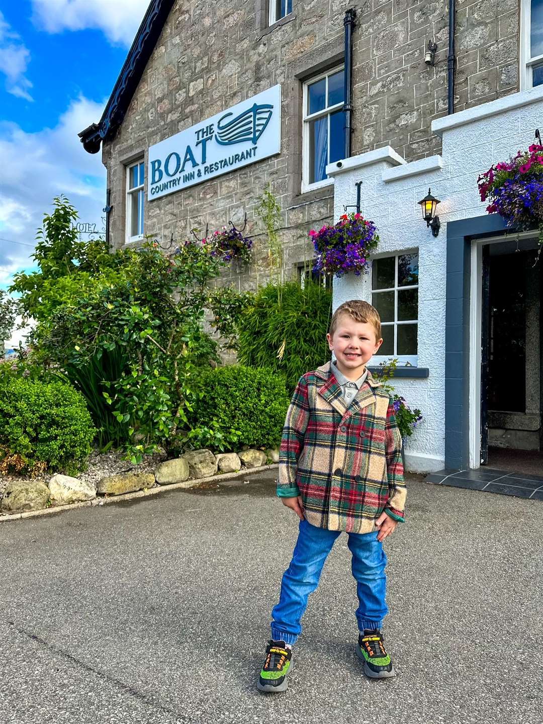 Young Finn having a great time at the Boat Inn. Picture: Jasmine McInnes/@winging_mamahood