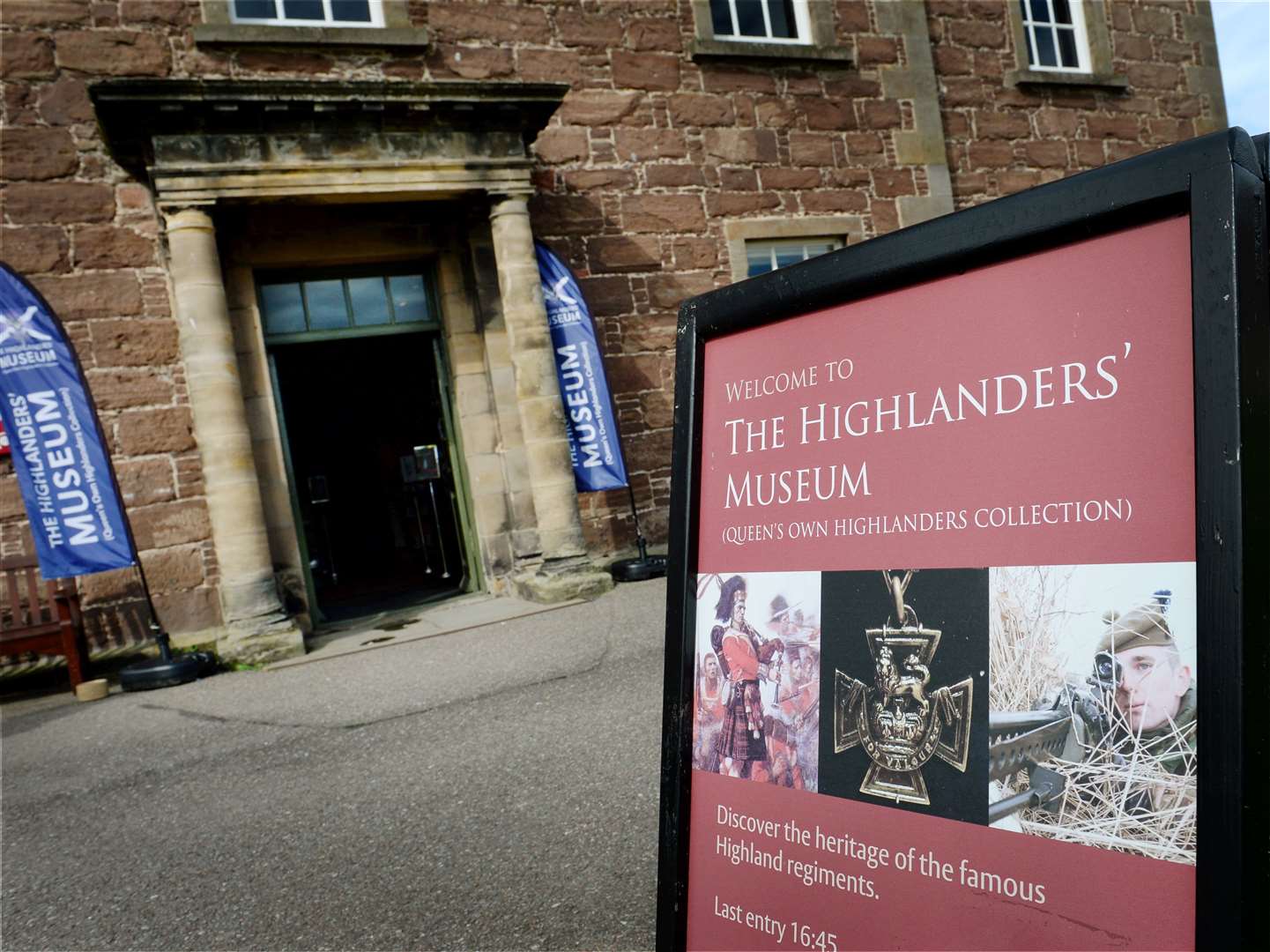 An auction will be held to benefit the Highlanders' Museum at Fort George.