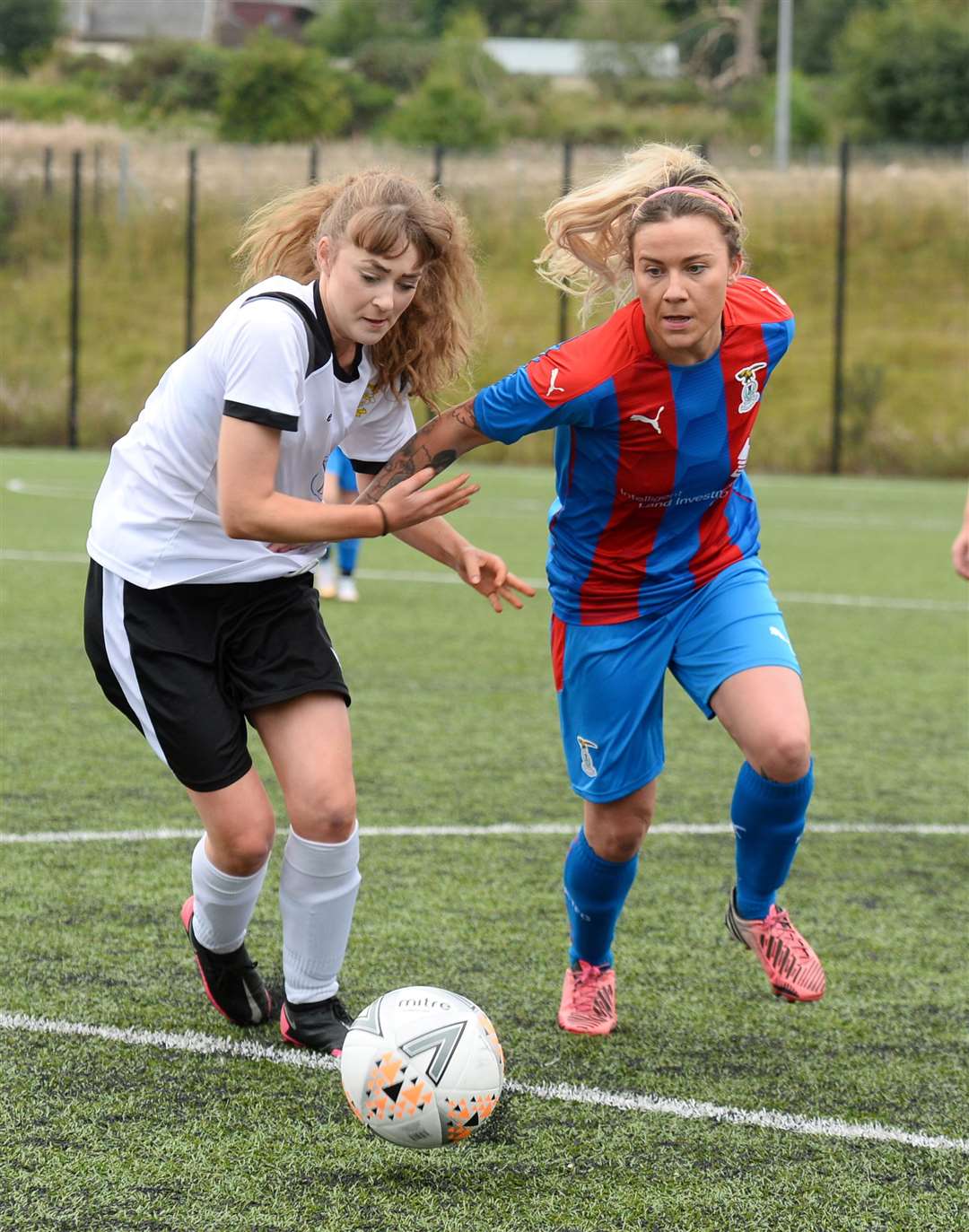 Amy Lee Davidson tussles with Clach's Kirsty Smith. Picture Gary Anthony