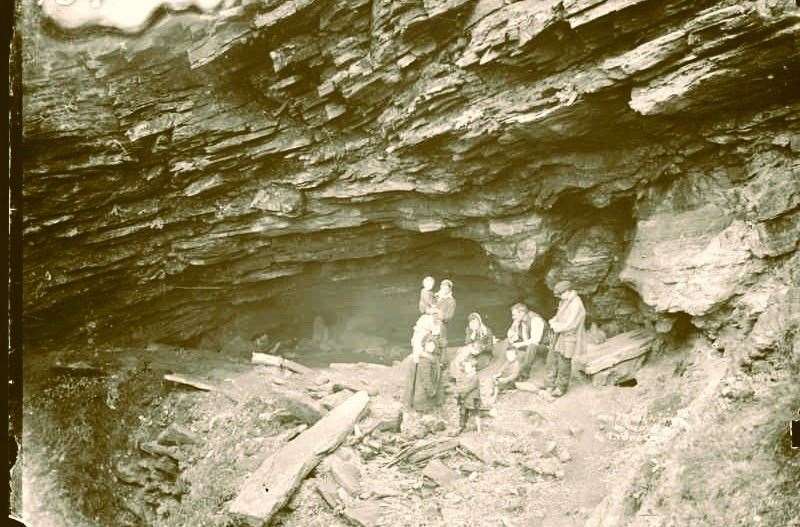Inhabitants of Kunks Hole near Brough c.1900. The location has been mistakenly attributed to a cave on the south side of Wick Bay. Picture: The Johnston Collection / Wick Society.