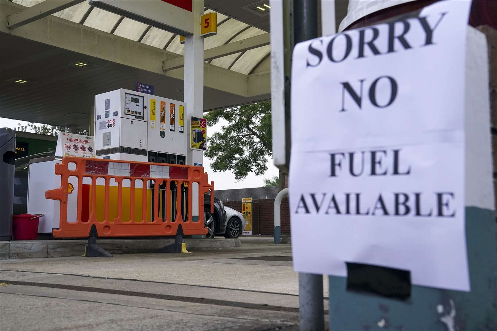 A Shell petrol station in Bracknell, Berkshire, which has no fuel (Steve Parsons/PA)