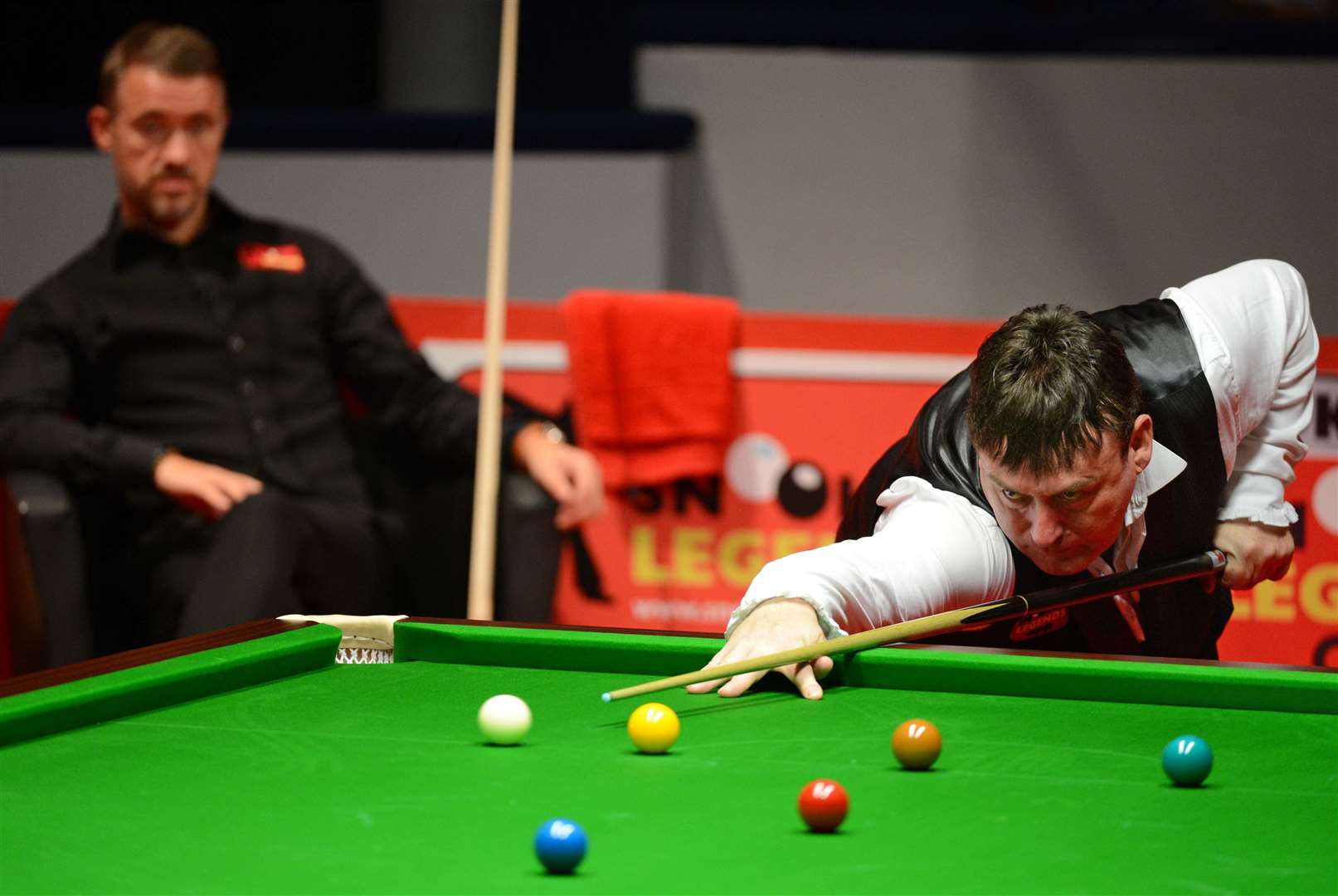 Snooker Legends at Eden Court..This pic:.Stephen Hendry watches Jimmy White..Picture: Andrew Smith. Image no: 026783.