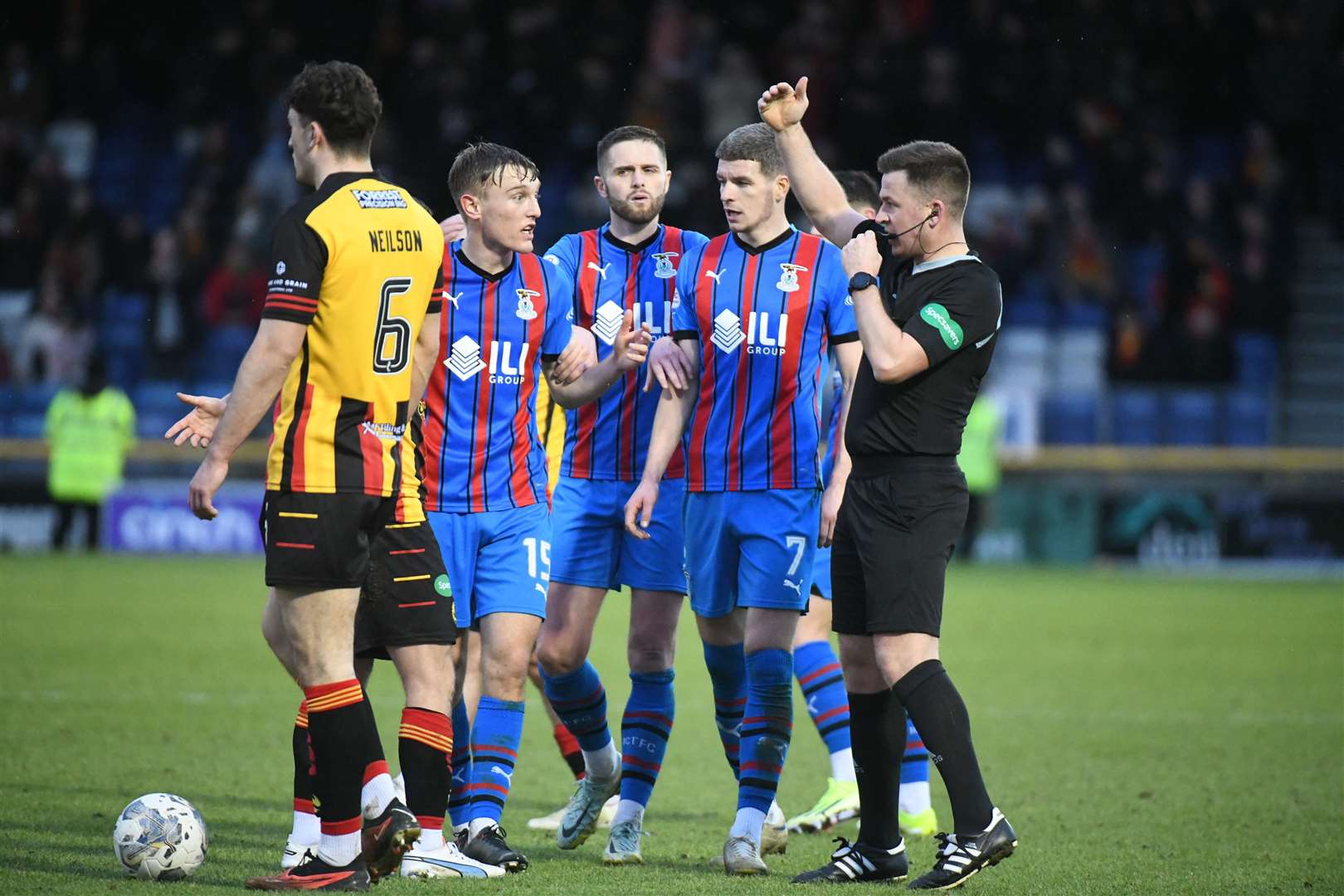 Max Anderson and team-mates challenge the decision with referee Grant Irvine. Picture: James Mackenzie.