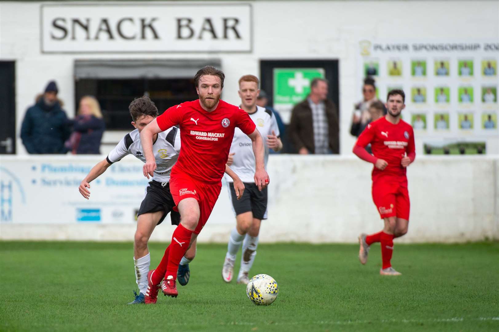 Dale Gillespie looking to make a pass. Picture: Callum Mackay