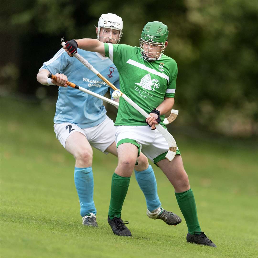 Beauly’s Finlay MacLennan in front of Ryan Symonds (Cabers). Caberfeidh v Beauly in the Mowi Senior League B, played at Castle Leod.