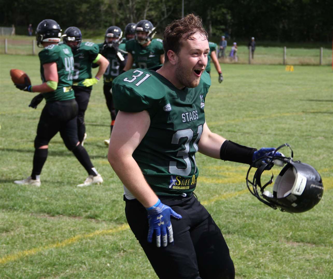 The Highland Stags booked their place in the 2023 BAFA play-offs with a 35-27 win over the Glasgow Tigers.