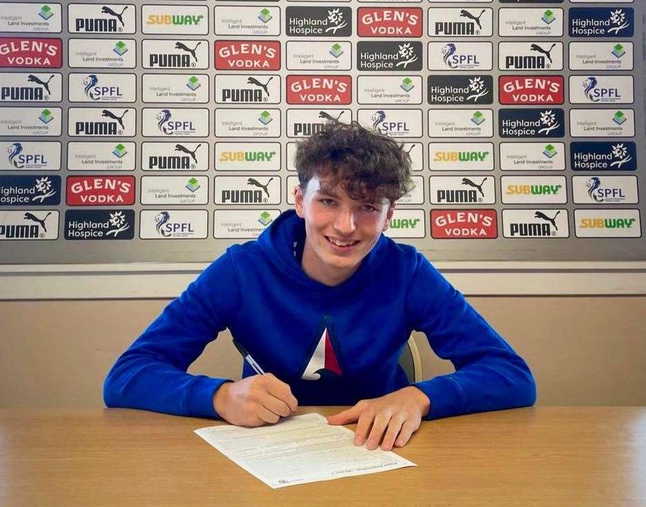 Ally Riddle signs a new contract